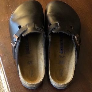 Birkenstock clogs. Brown.